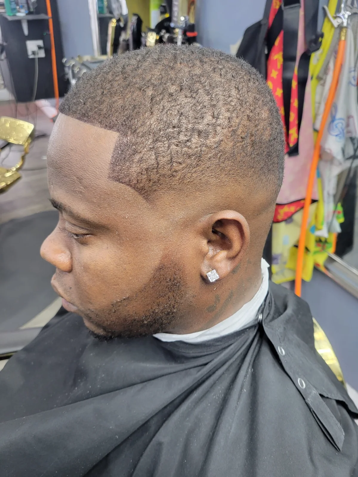 Fade con línea frontal marcada en El Pequeño Barbershop, Reading PA