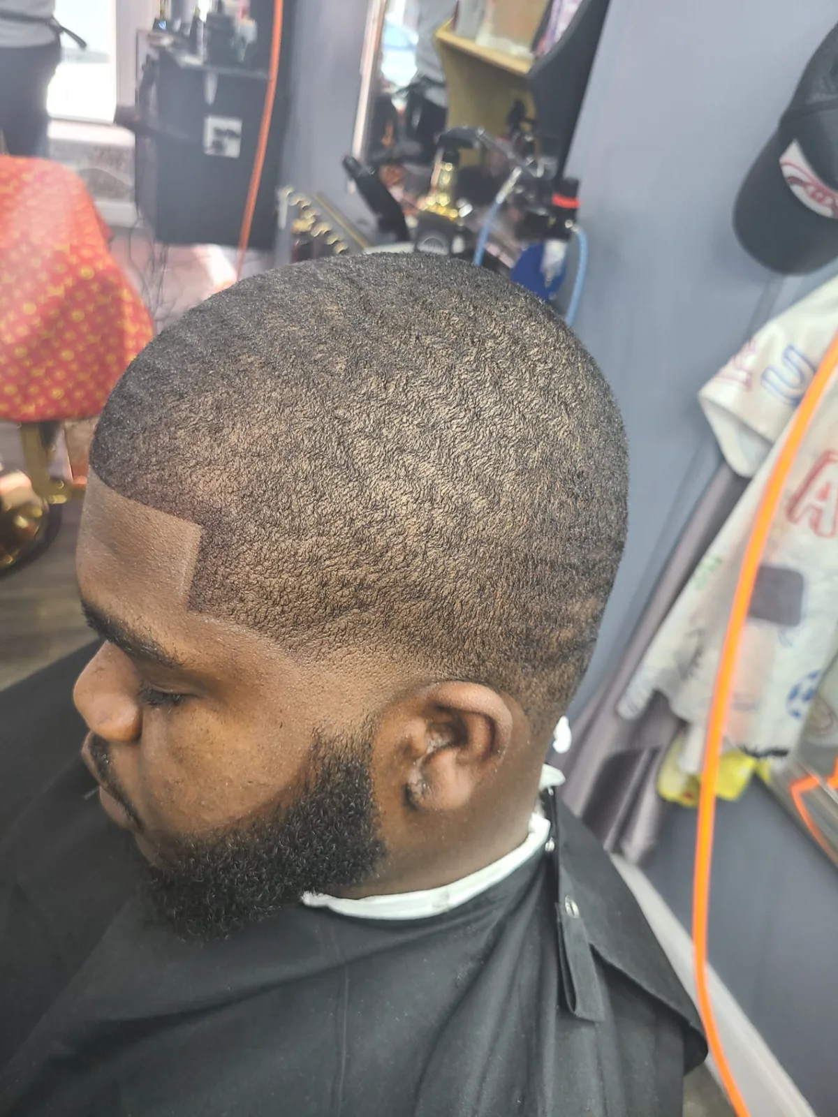 Corte con línea y barba arreglada en El Pequeño Barbershop, Reading PA
