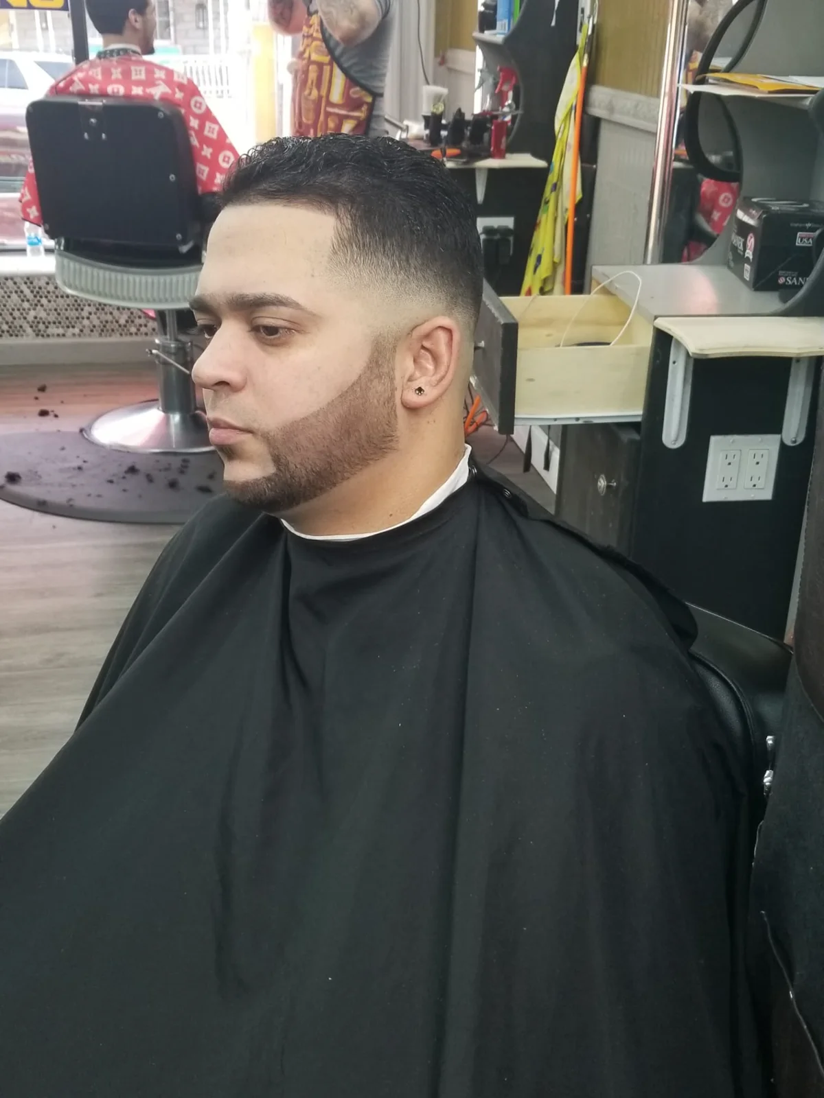 Fade limpio con barba perfilada en El Pequeño Barbershop, Reading PA