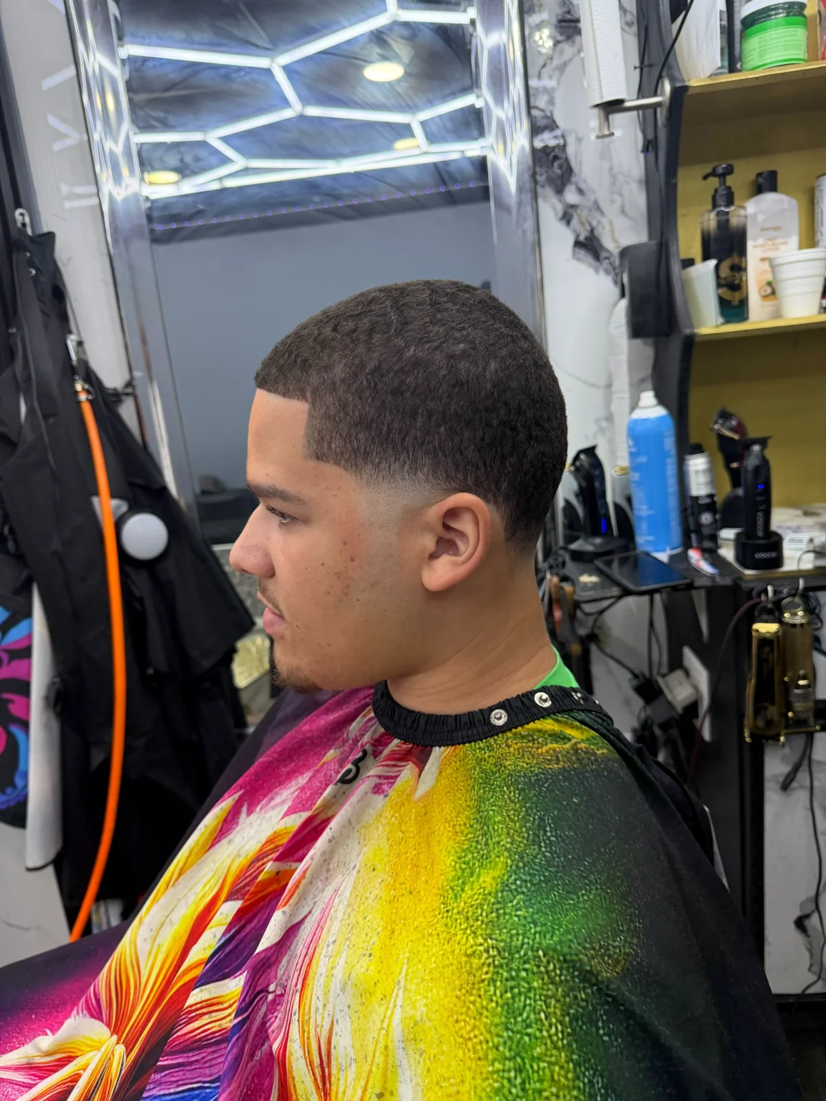 Corte corto con fade y línea en El Pequeño Barbershop, Reading PA