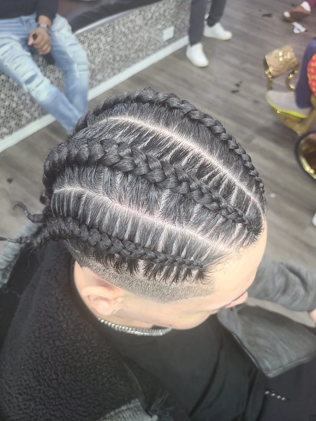 Diseño de trenzas visto desde arriba en El Pequeño Barbershop, Reading PA