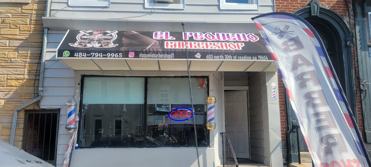 Fachada de El Pequeño Barbershop con su letrero en 603 N 10th St, Reading PA
