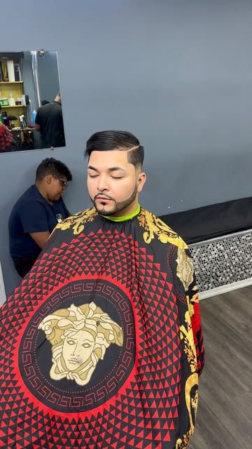 Barbero atendiendo a un cliente en El Pequeño Barbershop, Reading PA