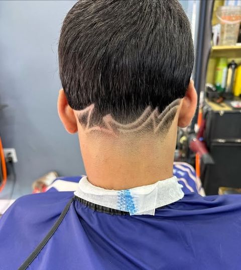 Diseño de líneas en la nuca en El Pequeño Barbershop, Reading PA
