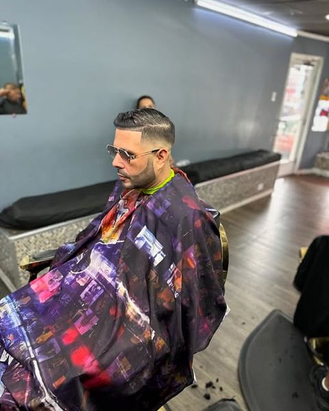 Fade bajo con línea en El Pequeño Barbershop, Reading PA