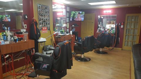 Sillas y espejos dentro de El Pequeño Barbershop, Reading PA