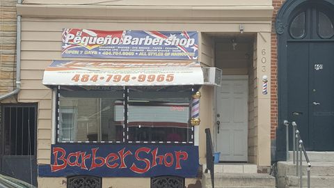 La fachada de El Pequeño Barbershop en 603 N 10th St, Reading PA